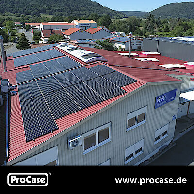 ProCase Firmengebäude mit Photovoltaikanlage