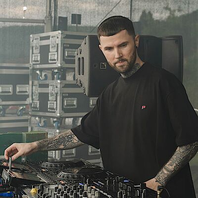 This year, a well-known DJ from the techno scene took to the stage under the name “Klanglos.”