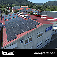 [Translate to English:] ProCase Firmengebäude mit Photovoltaikanlage