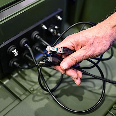 Integration von Schnittstellen im Schutzkoffer