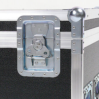 Butterfly-type lock on flight cases