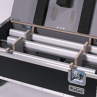 Flight case with machined retainers