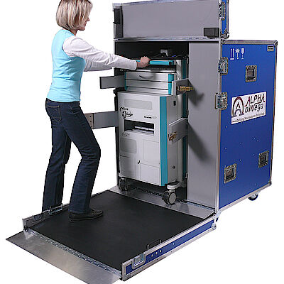 In this ProCase trunk the contents are secured with easy to use transport fixing points